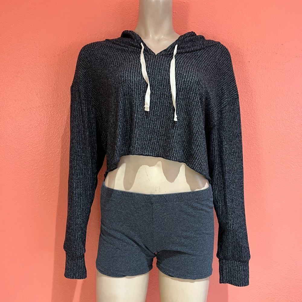 BEACH BUNNY JOSIE CROP HOODIE!!